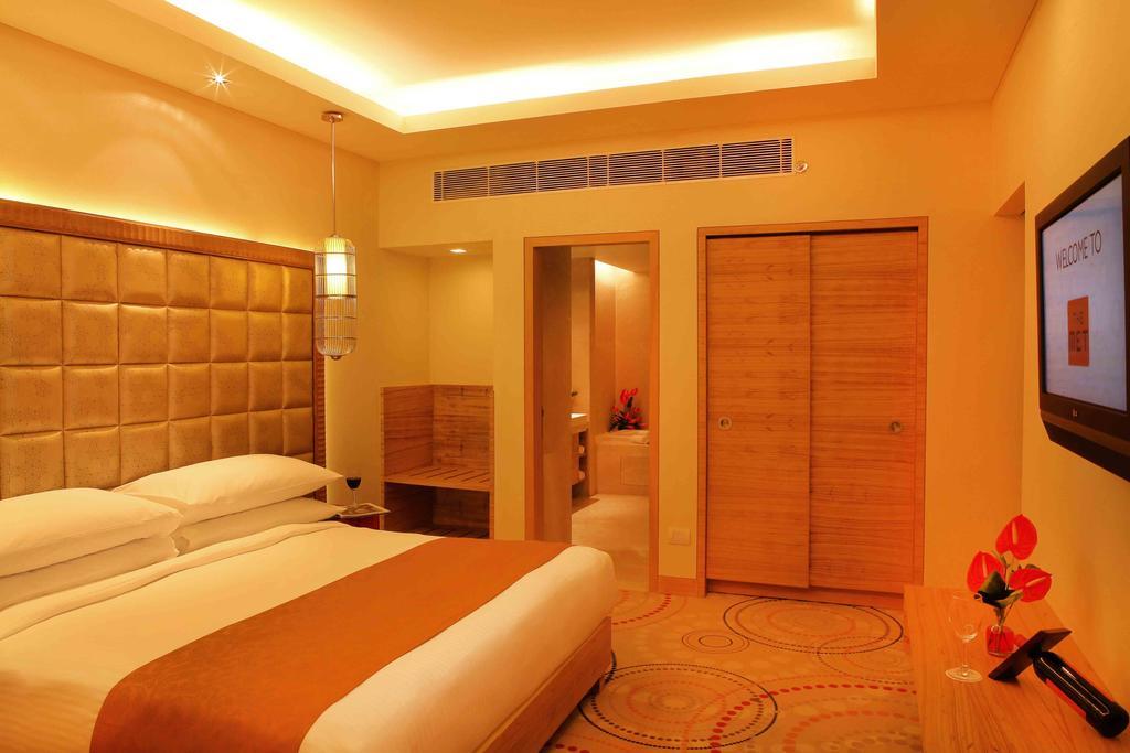 Executive Suite Inclusive of Breakfast and Dinner, and Happy Hours at Club Lounge from 1830 hrs to 2030 hrs and 20% off on food & soft beverages,193887370:JPEG